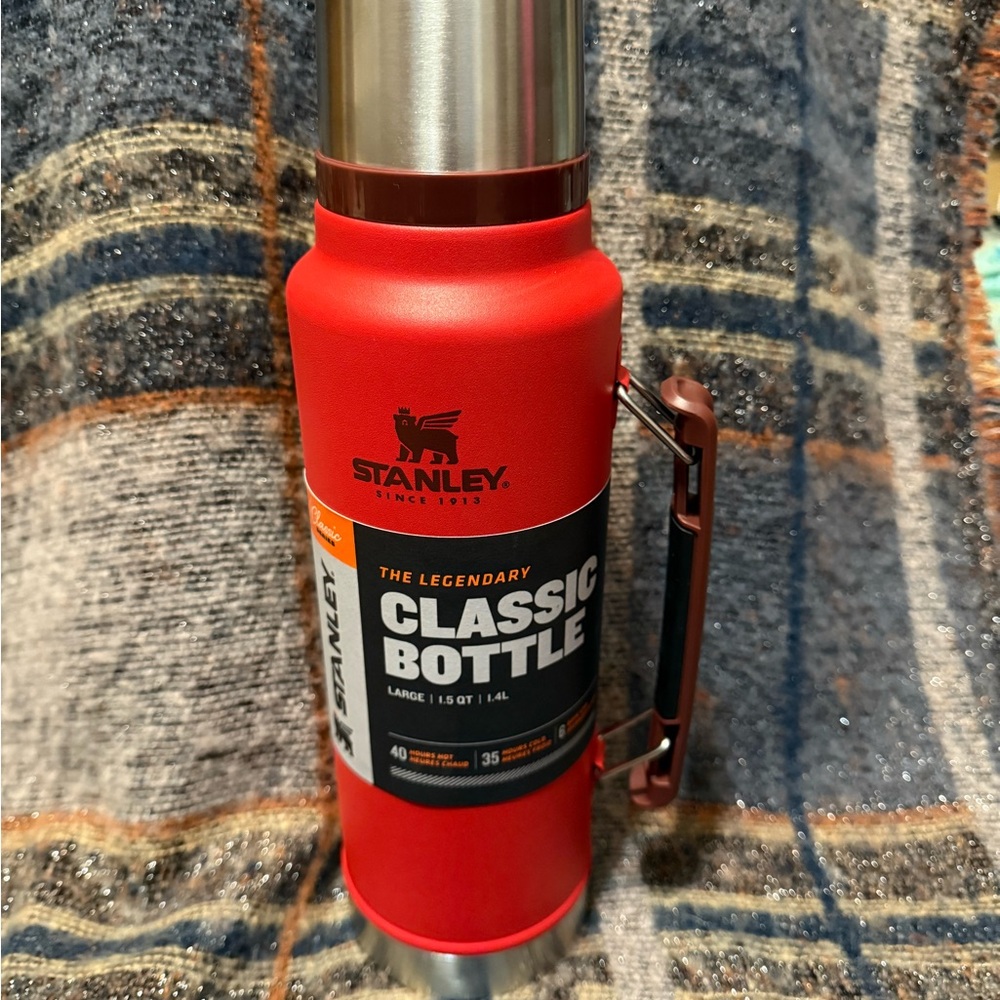 Stanley Vibrant  Red Insulated Bottle